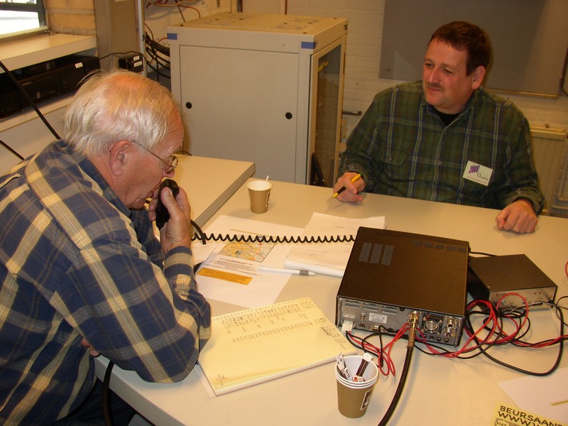 Jille, PA1DV en Jacco, PE1RNA bezig met inpraten van de mobiele stations.